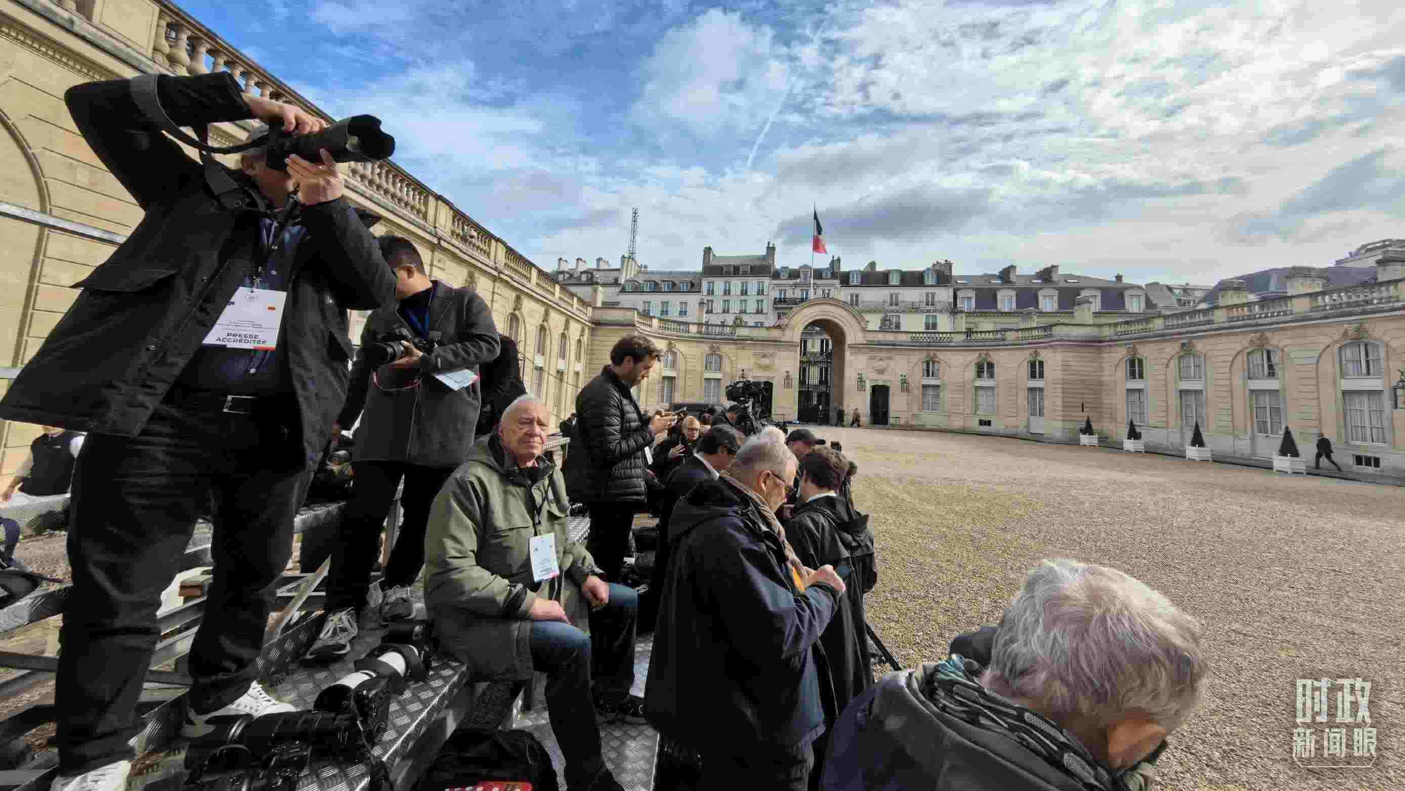 △媒體記者密切關(guān)注當(dāng)天活動(dòng)。（總臺(tái)央視記者陸泓宇拍攝）