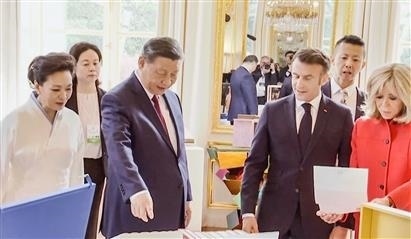 △當地時間5月6日下午，在中法領導人會談前，習近平主席向馬克龍總統(tǒng)贈送中國翻譯的法國小說。