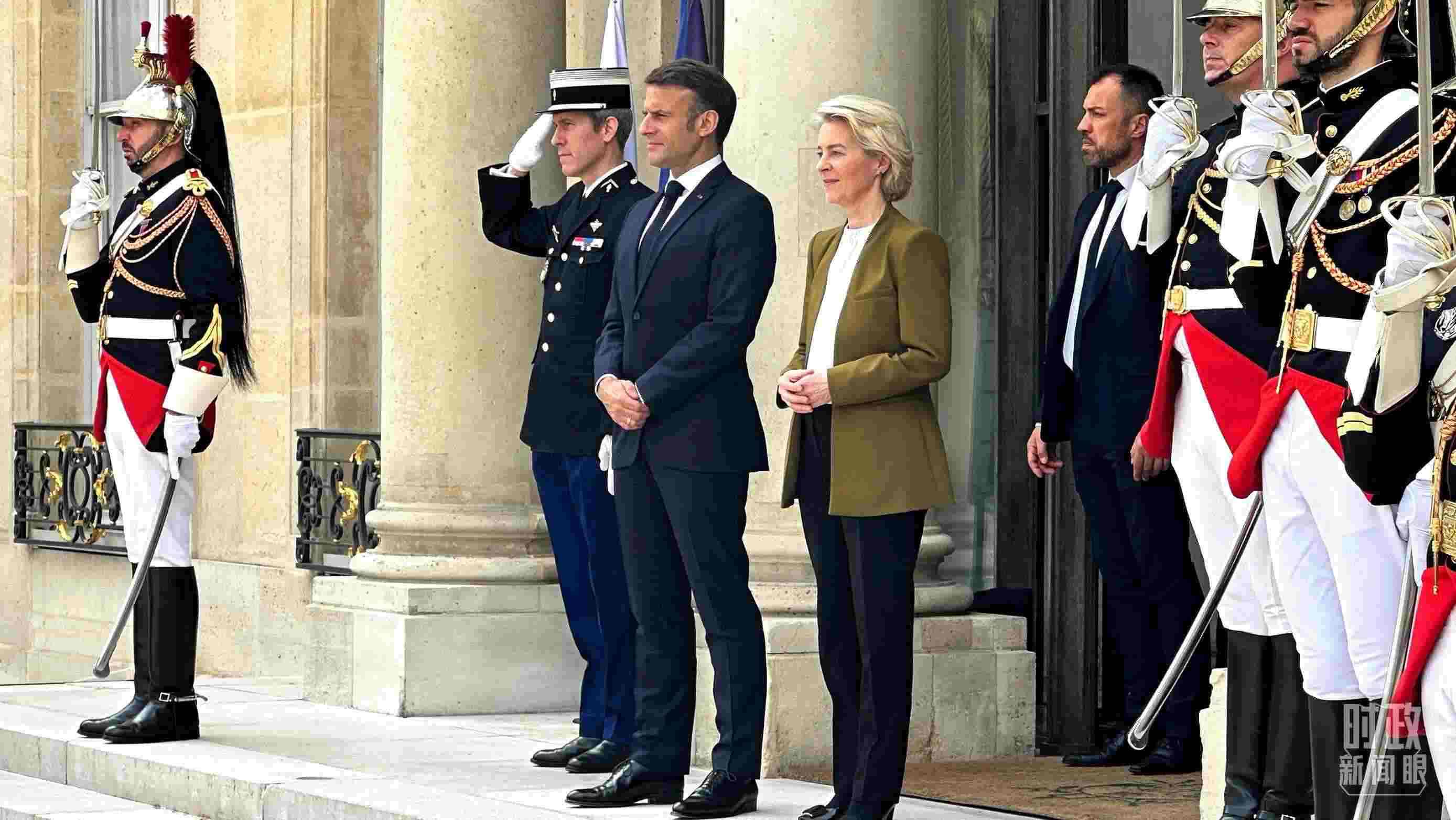 △中法歐領(lǐng)導(dǎo)人三方會(huì)晤后，馬克龍總統(tǒng)和馮德萊恩主席將習(xí)主席送至上車處。（總臺(tái)央視記者關(guān)舟拍攝）