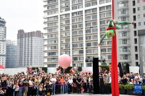 5月7日，演員在長沙國金中心表演木偶劇。新華社記者 陳振海 攝