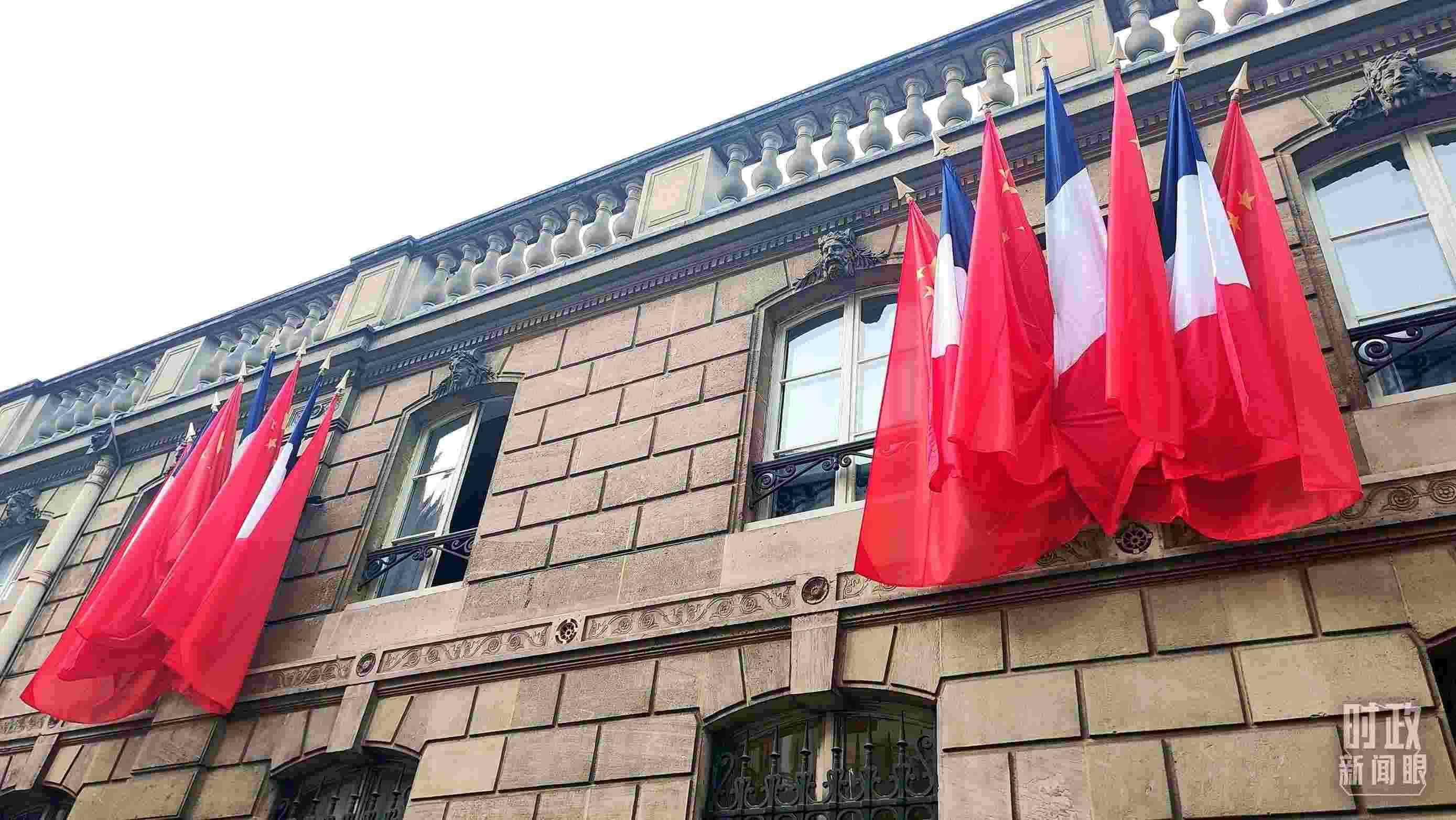 △中法歐領(lǐng)導(dǎo)人三方會(huì)晤地點(diǎn)——愛麗舍宮懸掛中法兩國(guó)國(guó)旗。（總臺(tái)央視記者劉琦拍攝）