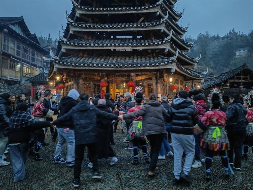 法國(guó)青年與當(dāng)?shù)卮迕駹渴痔琛Ｐ氯A社記者 羅羽 攝