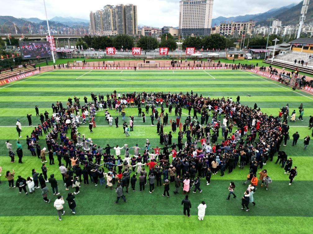 比賽結(jié)束后，兩隊(duì)隊(duì)員、親友團(tuán)和大批觀眾手拉手跳起侗族舞蹈。新華社發(fā)（王炳真攝）