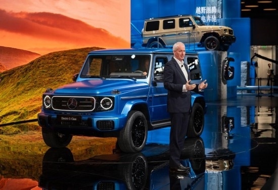 4月25日，在北京中國(guó)國(guó)際展覽中心順義館舉行的2024北京車展上，梅賽德斯—奔馳集團(tuán)股份公司董事會(huì)成員唐仕凱介紹梅賽德斯—奔馳純電G級(jí)越野車。新華社記者 才揚(yáng) 攝