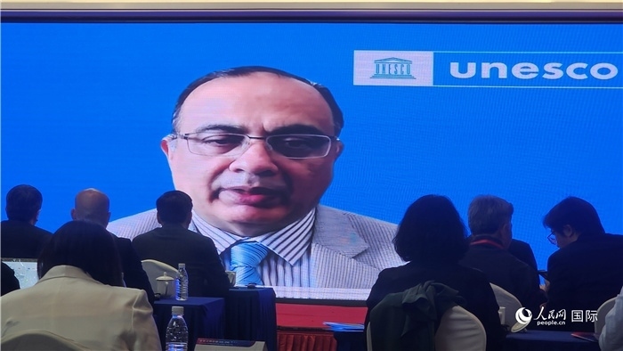 聯(lián)合國教科文組織駐華代表處代表夏澤翰通過視頻致辭。人民網(wǎng)記者 萬宇攝