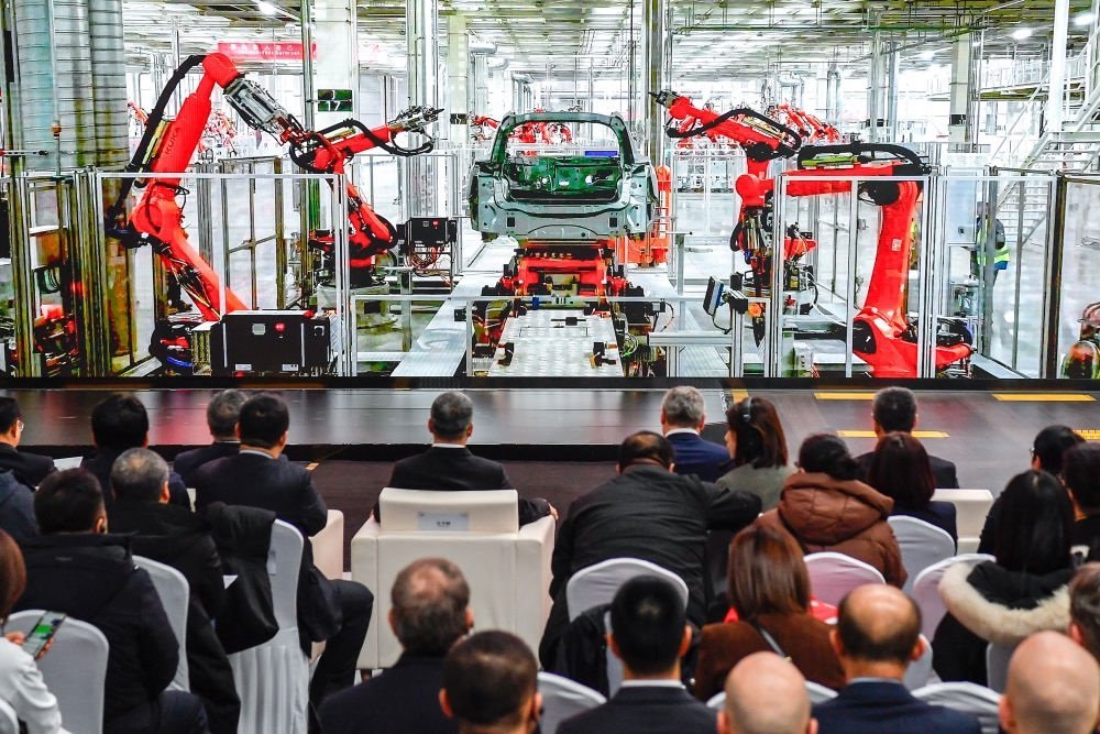 2024年1月26日，奧迪一汽新能源汽車有限公司預(yù)批量生產(chǎn)正式啟動，嘉賓觀看奧迪一汽新能源汽車有限公司生產(chǎn)車間的宣傳短片。新華社記者 許暢 攝