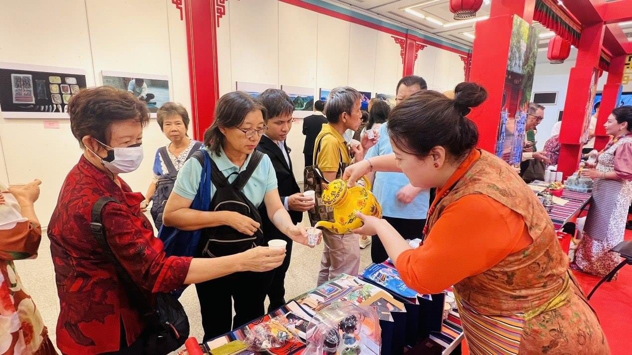 觀眾爭(zhēng)相體驗(yàn)酥油茶。曼谷中國(guó)文化中心供圖