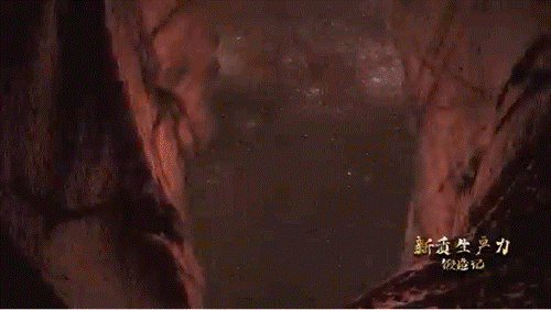 要甄別并發(fā)現暗物質粒子，如同在一場人聲鼎沸的足球比賽現場聽見一根鋼針跌落的聲音。