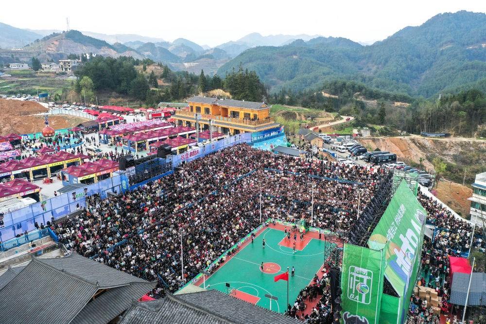 貴州省臺(tái)江縣舉辦的2024年“村BA”球王爭(zhēng)霸賽現(xiàn)場(chǎng)（2024年3月22日攝，無(wú)人機(jī)照片）。新華社記者 楊文斌 攝
