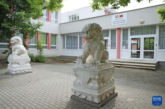 這是5月3日在匈牙利布達佩斯拍攝的匈中雙語學校校門。新華社記者 趙丁喆 攝