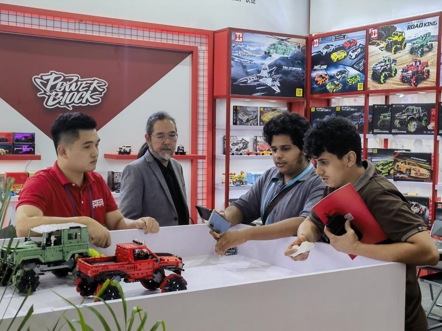 在第135屆廣交會(huì)第三期現(xiàn)場(chǎng)，采購(gòu)商在廣東信宇科技股份有限公司展位選購(gòu)、體驗(yàn)積木遙控車產(chǎn)品（5月2日攝）。新華社記者 洪澤華 攝