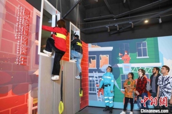 5月9日，留學(xué)生體驗(yàn)?zāi)M高樓緩降逃生。張鷹 攝