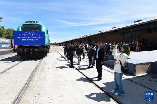 5月8日，在西班牙馬德里，嘉賓們參加中歐班列（義烏—馬德里）開行十周年紀(jì)念號(hào)班列發(fā)車儀式。新華社發(fā)（古斯塔沃·巴連特?cái)z）