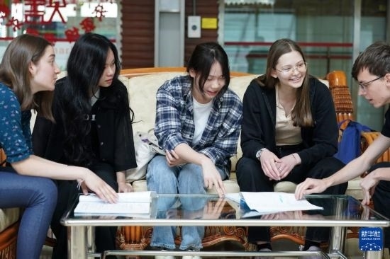 4月28日，宋智孝（右二）和胡靈月（左一）在北京首都師范大學校園內(nèi)與同學交流。新華社記者 彭子洋 攝