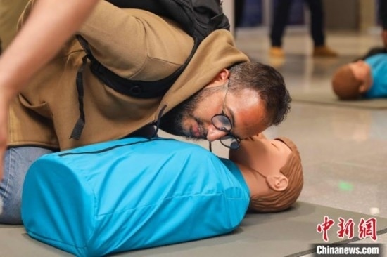 5月9日，留學(xué)生利用假人道具練習(xí)心肺復(fù)蘇技巧。張鷹 攝