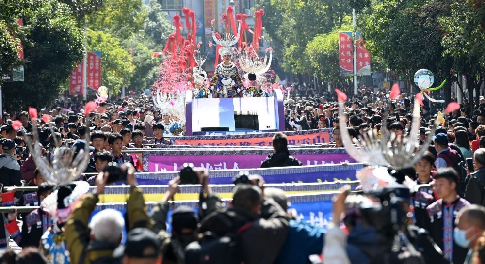 在貴州雷山縣縣城，苗族群眾身著盛裝，載歌載舞參加苗年和鼓藏節(jié)的巡游活動(dòng)（2023年11月16日攝）。新華社記者 楊楹 攝
