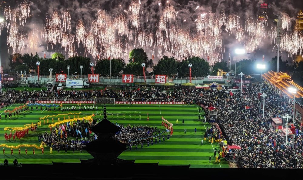 在貴州省榕江縣舉行的2024全國(guó)“村晚”示范展示活動(dòng)暨貴州“村超村晚”活動(dòng)中，音樂(lè)煙花秀精彩上演（2024年2月3日攝，無(wú)人機(jī)照片）。新華社記者 劉續(xù) 攝