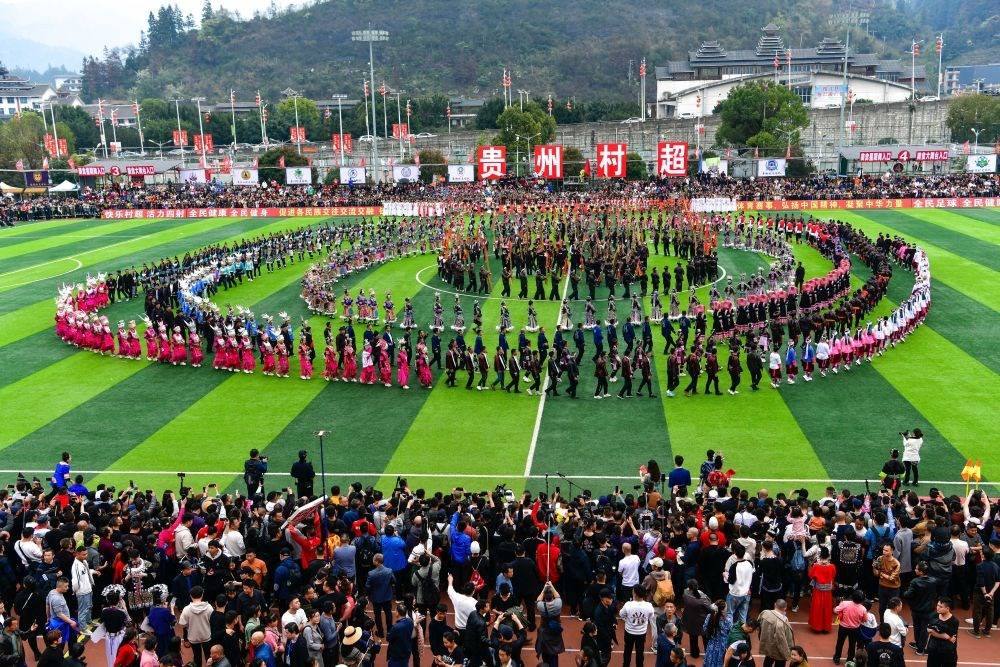 演員在貴州省榕江縣舉辦的2024年第二屆貴州“村超”總決賽開(kāi)幕式上表演節(jié)目（2024年3月16日攝）。新華社記者 楊文斌 攝