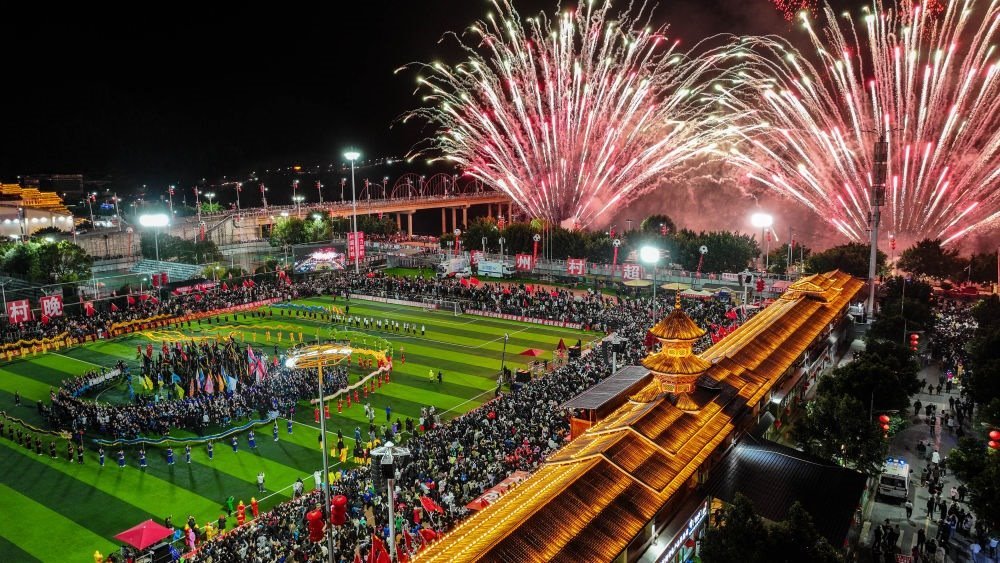 在貴州省榕江縣舉行的2024全國(guó)“村晚”示范展示活動(dòng)暨貴州“村超村晚”活動(dòng)中，音樂(lè)煙花秀精彩上演（2024年2月3日攝，無(wú)人機(jī)照片）。新華社記者 劉續(xù) 攝