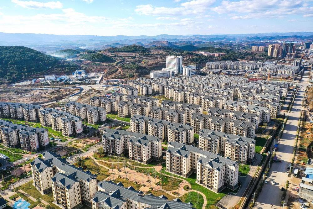 貴州省威寧縣五里崗街道朝陽(yáng)新城易地扶貧搬遷安置小區(qū)（2021年11月28日攝，無(wú)人機(jī)照片）。新華社記者 楊文斌 攝