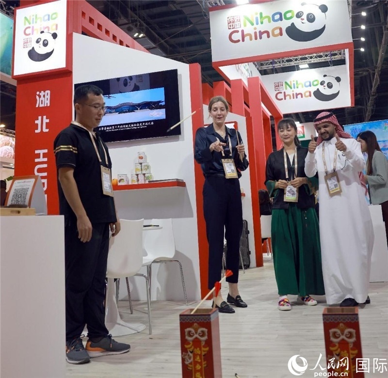 觀眾在參與投壺游戲。人民網(wǎng)記者管克江攝