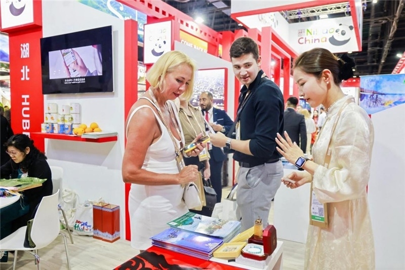 觀眾在參觀中國(guó)展臺(tái)。錢文康攝