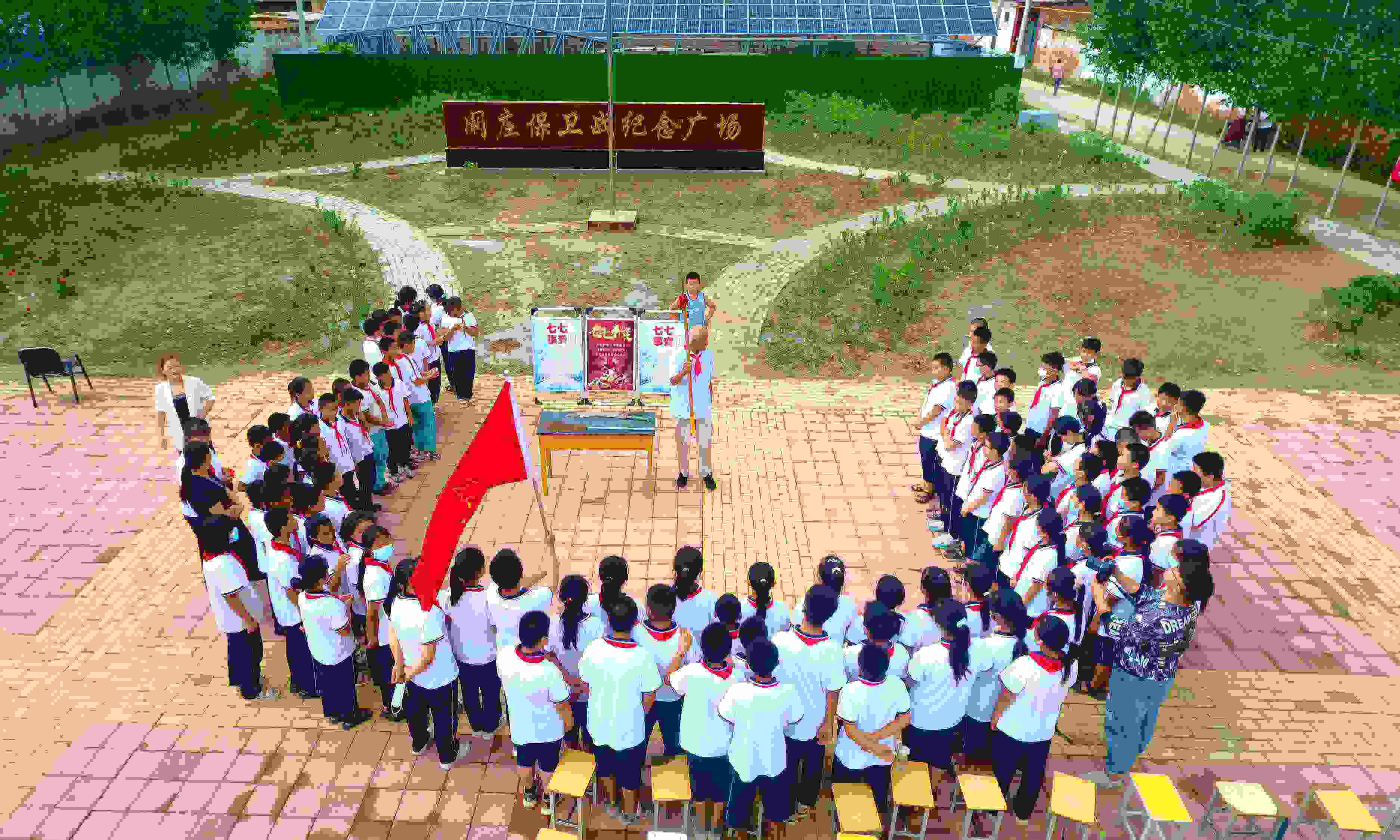 2022年7月6日，山東省聊城市，在茌平區(qū)菜屯鎮(zhèn)闞莊村的闞莊保衛(wèi)戰(zhàn)紀(jì)念廣場(chǎng)，闞莊保衛(wèi)戰(zhàn)親歷者王光木老人為小學(xué)生們講述抗戰(zhàn)故事，展示大刀、長(zhǎng)矛。