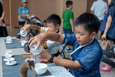 新加坡孩子們?cè)诨顒?dòng)現(xiàn)場(chǎng)體驗(yàn)學(xué)習(xí)茶藝。新加坡中國(guó)文化中心供圖