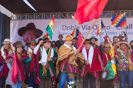 奧魯羅公路項目開工儀式現(xiàn)場，?？偨y(tǒng)路易斯·阿爾塞宣布項目開工。中國中鐵供圖