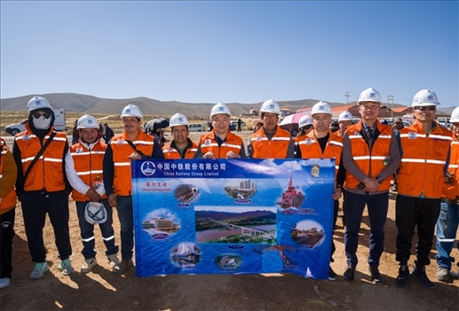 奧魯羅公路項目開工儀式現(xiàn)場，中國中鐵員工代表合影。中國中鐵供圖