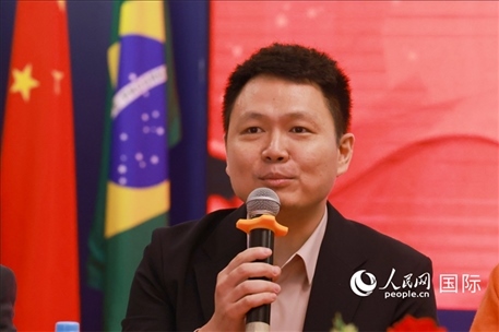 中國(guó)駐里約熱內(nèi)盧總領(lǐng)館副總領(lǐng)事王尉育在座談會(huì)上致辭。人民網(wǎng)記者 陳海琪攝