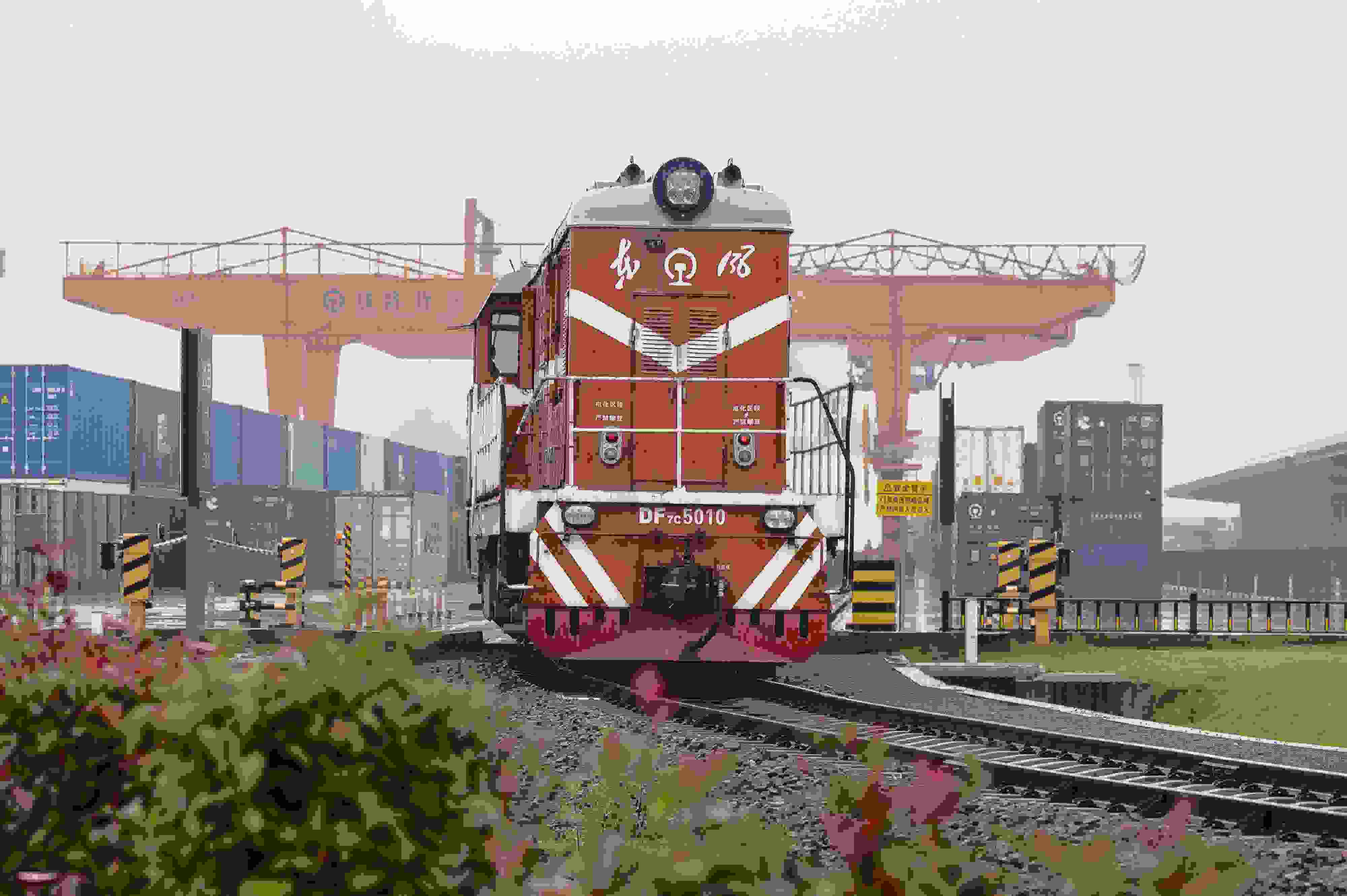 2024年5月5日，“五一”假期最后一天。在浙江省金華市金東區(qū)鐵路金華南站，一列滿載110標(biāo)箱的中歐班列緩緩啟程駛往匈牙利。