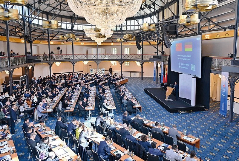 2024“投資中國(guó)”系列活動(dòng)德國(guó)專(zhuān)場(chǎng)4月5日在巴登—符滕堡州首府斯圖加特市舉行，活動(dòng)吸引德國(guó)工商界代表超300人參加。圖為當(dāng)日拍攝的活動(dòng)現(xiàn)場(chǎng)。 新華社記者 任鵬飛/攝