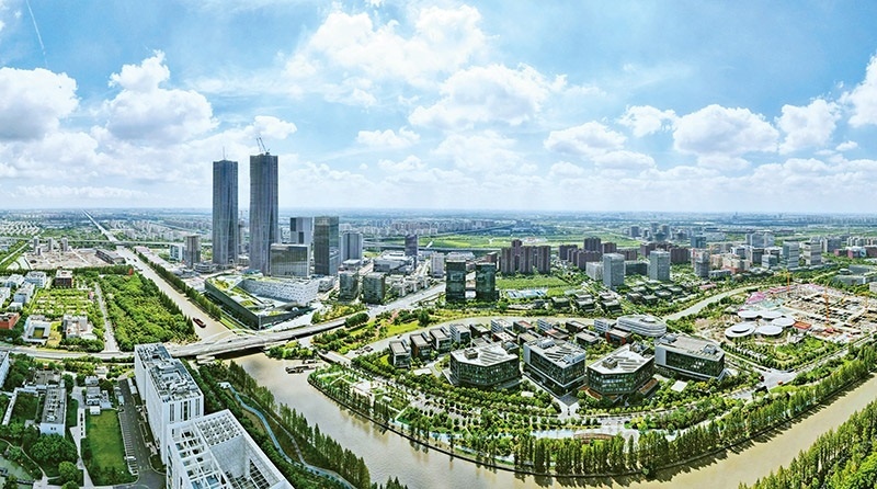 建立全國(guó)第一個(gè)國(guó)際貿(mào)易“單一窗口”，開(kāi)設(shè)全國(guó)第一批自由貿(mào)易賬戶(hù)，設(shè)立全國(guó)第一家外商獨(dú)資醫(yī)院、第一家外商獨(dú)資公募基金公司、第一家外商獨(dú)資汽車(chē)制造企業(yè)……中國(guó)（上海）自由貿(mào)易試驗(yàn)區(qū)掛牌以來(lái)，誕生了若干個(gè)“全國(guó)第一”，在制造業(yè)、金融業(yè)等數(shù)十個(gè)開(kāi)放領(lǐng)域，實(shí)現(xiàn)一批全國(guó)首創(chuàng)項(xiàng)目落地。圖為上海自貿(mào)區(qū)張江片區(qū)（2023年9月10日攝，無(wú)人機(jī)照片）。 新華社記者 方喆/攝