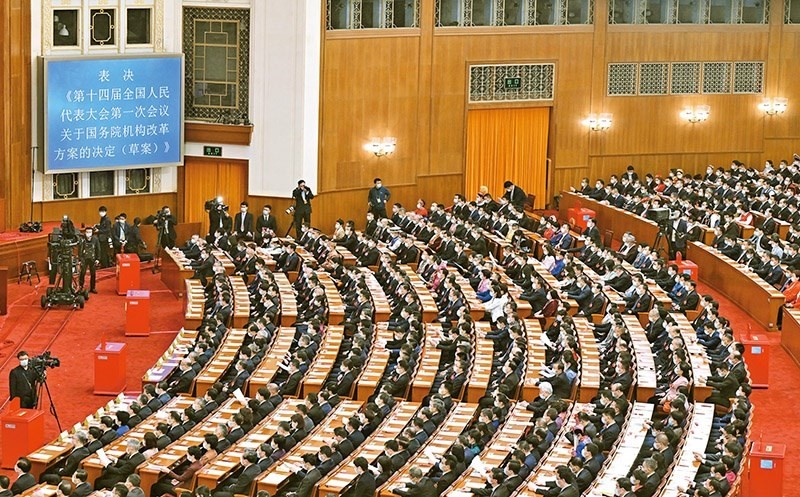 2023年3月10日，十四屆全國(guó)人大一次會(huì)議在北京人民大會(huì)堂舉行第三次全體會(huì)議，表決通過(guò)了關(guān)于國(guó)務(wù)院機(jī)構(gòu)改革方案的決定。圖為會(huì)議現(xiàn)場(chǎng)。 新華社記者 岳月偉/攝