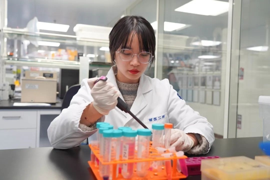 倪楚君在實(shí)驗(yàn)中。浙江大學(xué)供圖