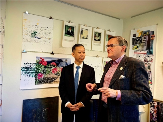 中國駐瑞典大使崔愛民和瑞典跨國和平與未來研究基金會主席約貝里。 中國駐瑞典大使館供圖