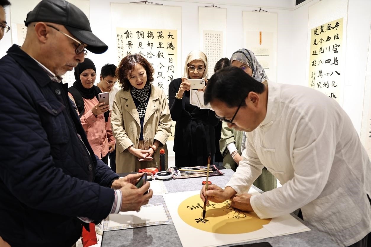 中摩書法老師在共同創(chuàng)作。拉巴特中國文化中心供圖