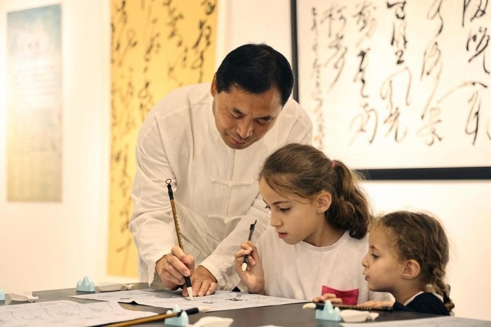 中國書法老師帶領(lǐng)現(xiàn)場觀眾體驗書法。拉巴特中國文化中心供圖