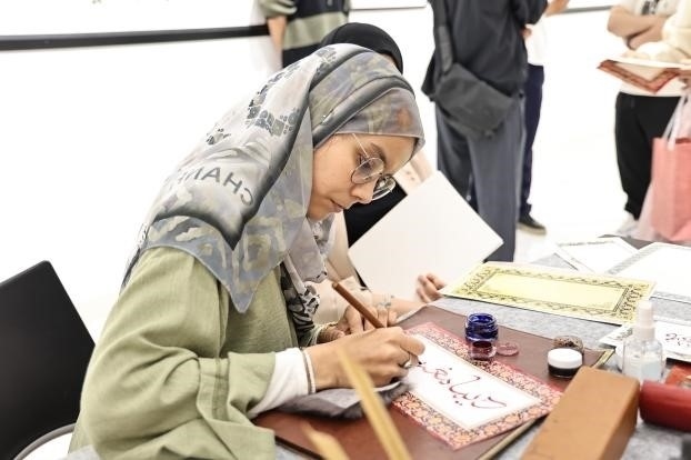 摩洛哥書法老師正在創(chuàng)作。拉巴特中國文化中心供圖