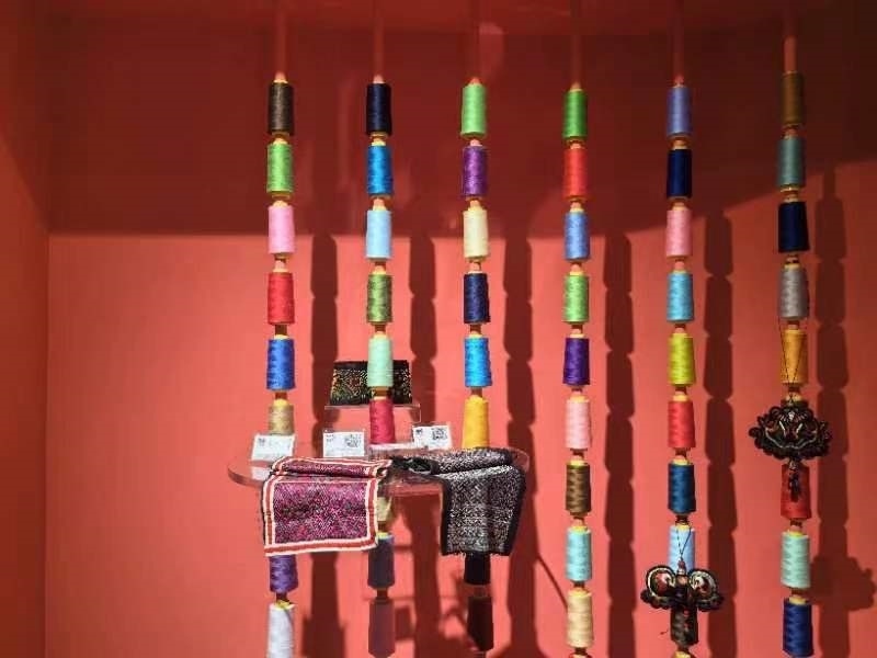 貴州省民族博物館內(nèi)展示的色彩斑斕的苗繡原材料及繡片（2024年4月27日攝）。新華社記者 楊欣 攝