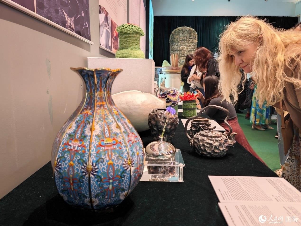 英國觀眾被中國手工藝制品所吸引。邢雪攝