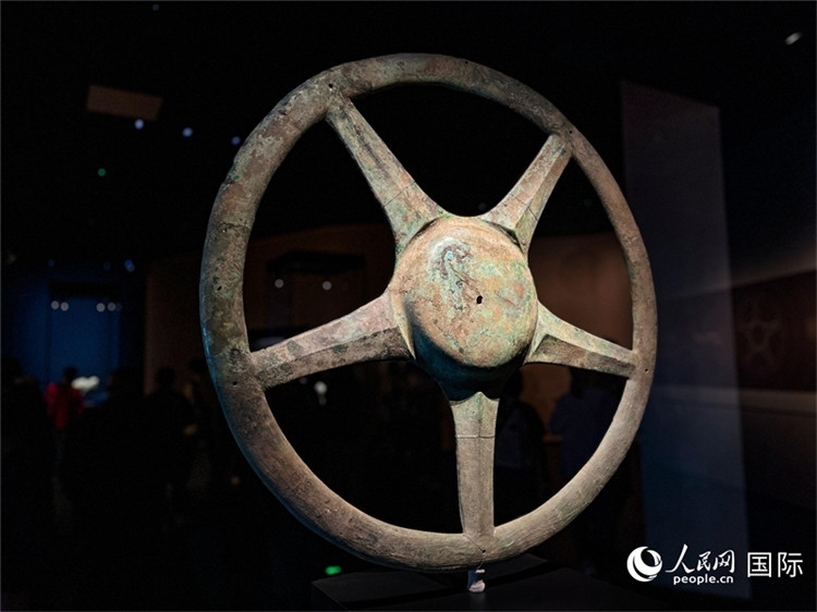 三星堆博物館中展出的太陽輪。人民網(wǎng)記者 羨江楠攝
