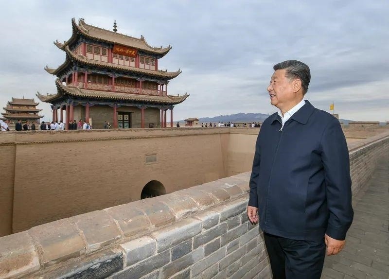 △2019年8月20日，習(xí)近平總書(shū)記來(lái)到嘉峪關(guān)關(guān)城，登上城樓察看關(guān)城整體面貌，聽(tīng)取河西走廊長(zhǎng)城、關(guān)隘歷史文化情況介紹。