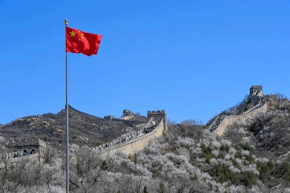 △山花盛開(kāi)的八達(dá)嶺長(zhǎng)城