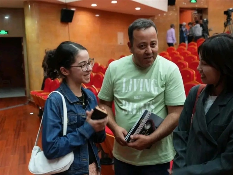 阿爾及利亞市民拉納·艾薩尼和她父親現(xiàn)場聆聽中阿交響樂演出 。蘇州交響樂團供圖