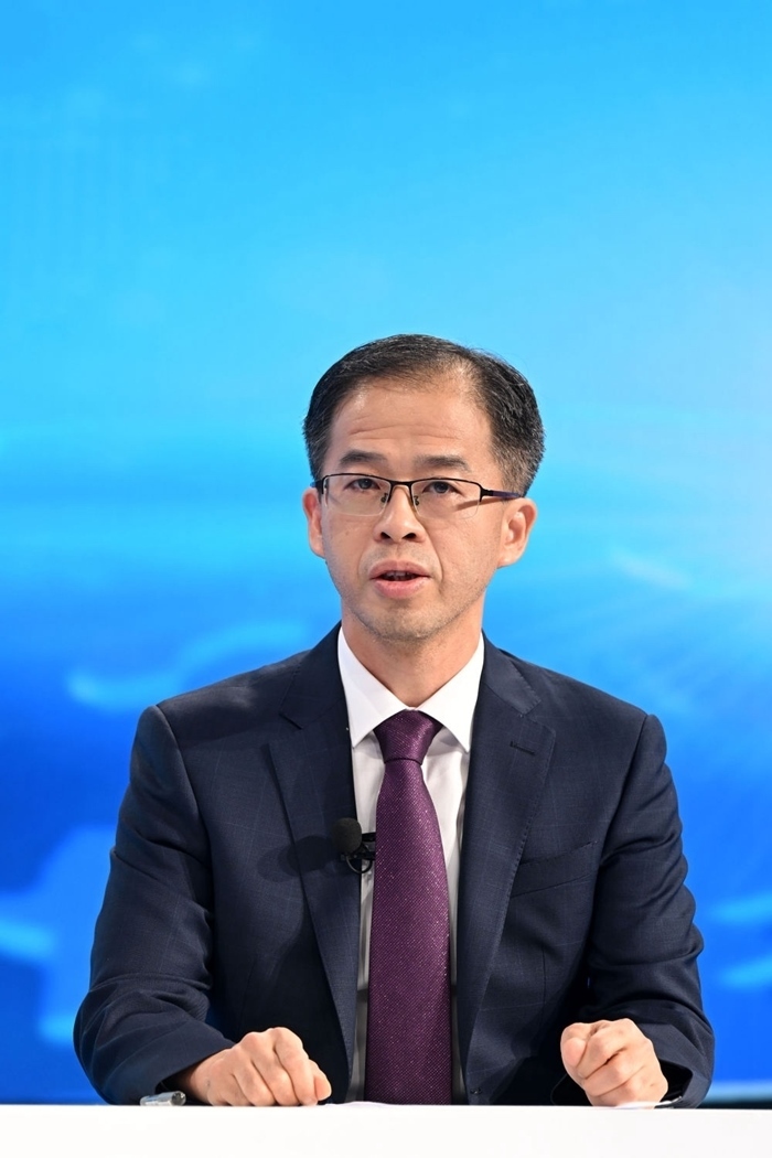 商務(wù)部政研室副主任丁維順在“中國經(jīng)濟(jì)圓桌會(huì)”錄制現(xiàn)場(chǎng)交流發(fā)言。新華社記者 金良快 攝