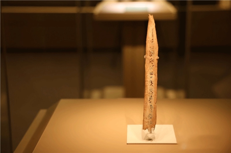 △殷墟博物館新館中展有我國博物館現(xiàn)存唯一一件文字鑲嵌綠松石甲骨。