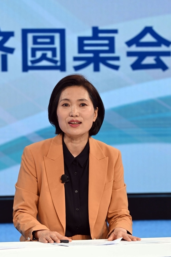 中國宏觀經(jīng)濟(jì)研究院對(duì)外經(jīng)濟(jì)研究所研究員曲鳳杰在“中國經(jīng)濟(jì)圓桌會(huì)”錄制現(xiàn)場(chǎng)交流發(fā)言。新華社記者 金良快 攝