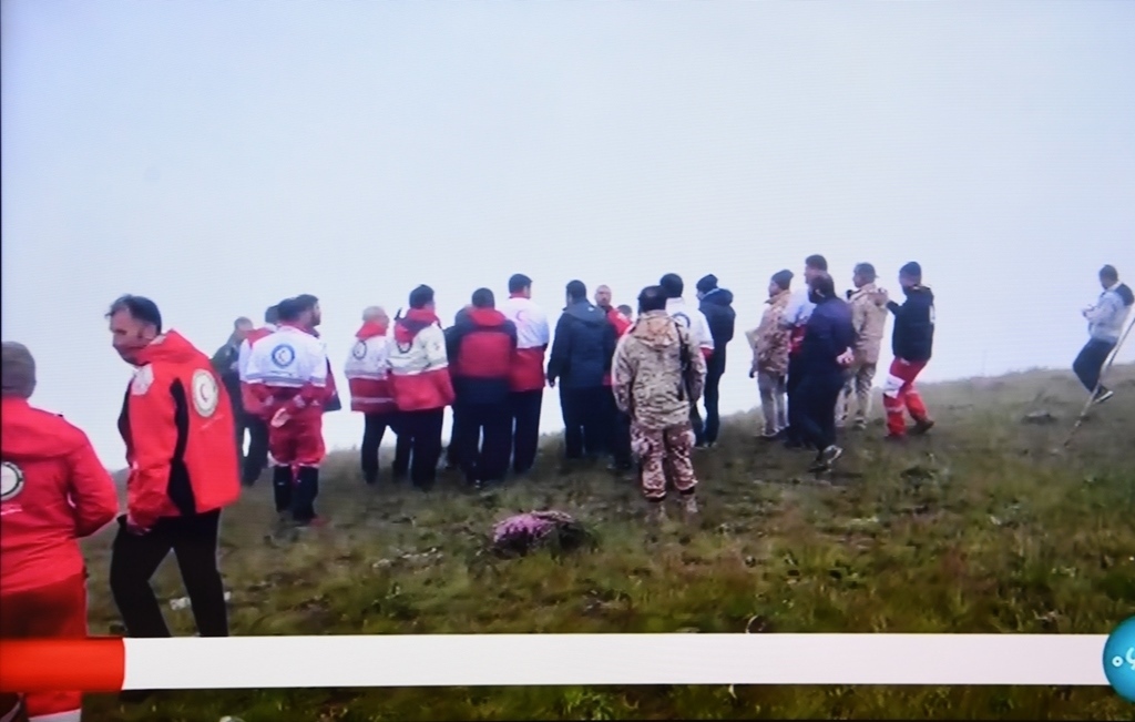 據(jù)伊朗邁赫爾通訊社5月20日?qǐng)?bào)道，伊朗總統(tǒng)萊希在直升機(jī)事故中遇難。這是5月20日拍攝的伊朗國(guó)家電視臺(tái)播放的救援人員抵達(dá)事故現(xiàn)場(chǎng)的畫面。 新華社記者 沙達(dá)提 攝